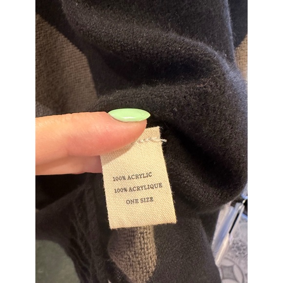 Poncho - Picture 3 of 3